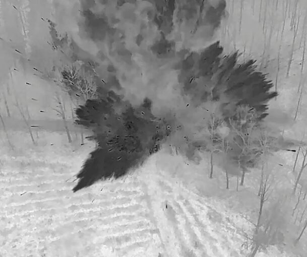 Szene aus dem Video der Bombensprengung, das die Feuerwehr Walheim per Drohne und Wärmebildkamera gedreht hat. Screenshot: LKZ