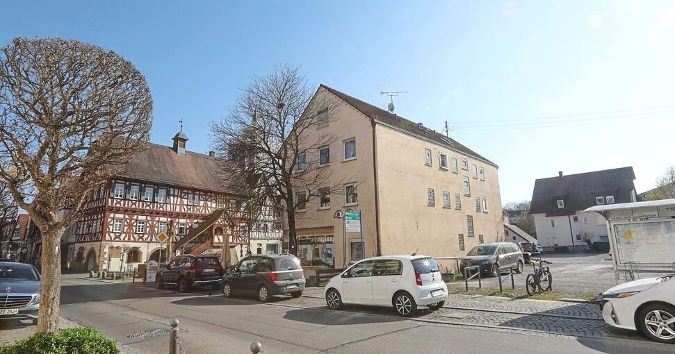 Vom Krone-Areal (rechts) über das Gebäude mit der Bäckerei bis zum Marktplatz reicht das mögliche Baufenster für das neue Rathaus.Foto: Ramona Theiss