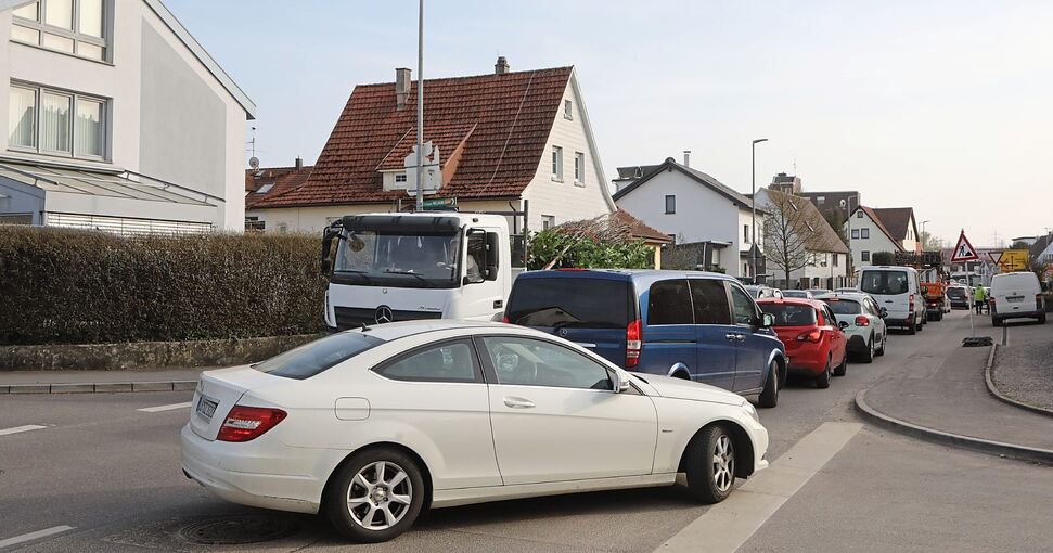 Stau in der Marktstraße. Viele Autofahrer wollen von dort nach links in die Besigheimer Straße Richtung Ludwigsburg abbiegen, was zu langen Wartezeiten führt. Foto: Ramona Theiss