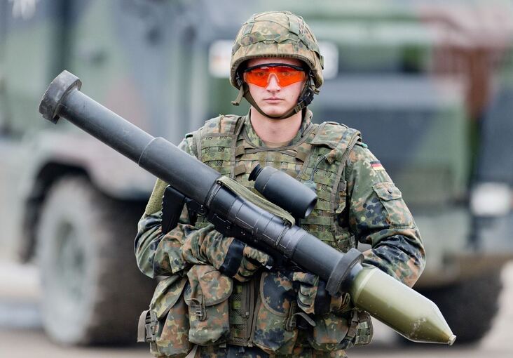 Soldat mit Panzerfaust Soldat mit Panzerfaust
