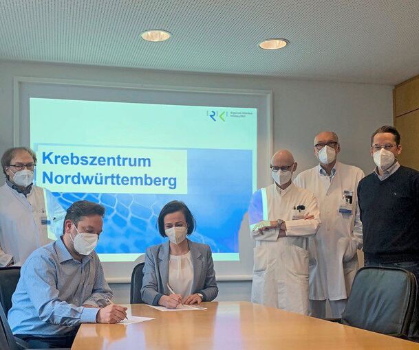 Bei der Unterzeichnung der Vereinbarung für das Krebszentrum Nordwürttemberg: sitzend Anne Matros und Matthias Ulmer, daneben stehen Chefärzte aus verschiedenen Fachbereichen des Klinikums. Foto: Angelika Baumeister