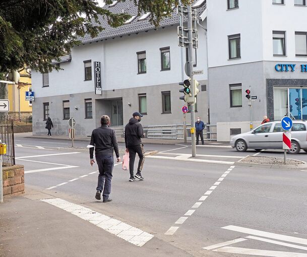 Die einen dürfen, die anderen nicht: Die Ampelphase reicht trotzdem nicht, um bei Grün die Straße komplett zu überqueren. Foto: Holm Wolschendorf