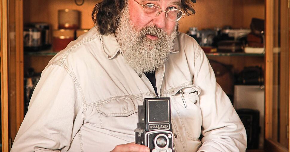 Ulrich Kleiber bewahrt viele Schätze aus vier Generationen Fotohistorie auf. Bis heute weigert er sich, mit dem Handy zu fotografieren.Foto: Ramona Theiss