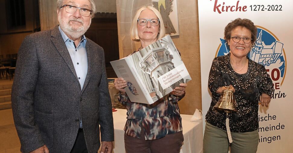 Freuen sich über das Buch: Erich Hofmann, Vorsitzender des Fördervereins der Kirche, Grafikerin Roswitha Feil (Mitte) und die frühere Stadtarchivarin Petra Schad. Fotos: Ramona Theiss