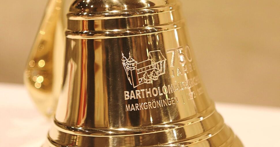 Freuen sich über das Buch: Erich Hofmann, Vorsitzender des Fördervereins der Kirche, Grafikerin Roswitha Feil (Mitte) und die frühere Stadtarchivarin Petra Schad. Fotos: Ramona Theiss