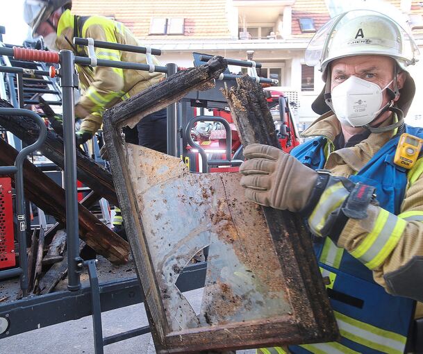 Die Feuerwehr hat den Fensterrahmen ausgebaut. Foto: Alfred Drossel