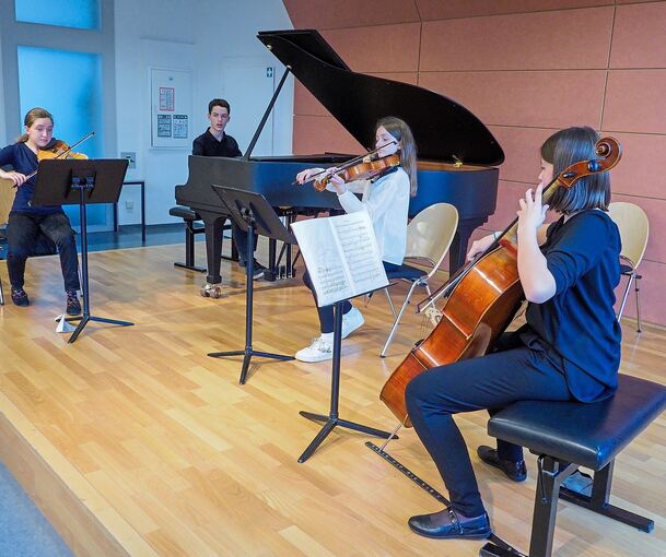 Eleonore Hänsch (Violine), Lucy Siebenlist (Violine), Paula Muschalle (Cello) und Felix Hauss (Klavier) beim Preisträgerkonzert. Foto: Holm Wolschendorf