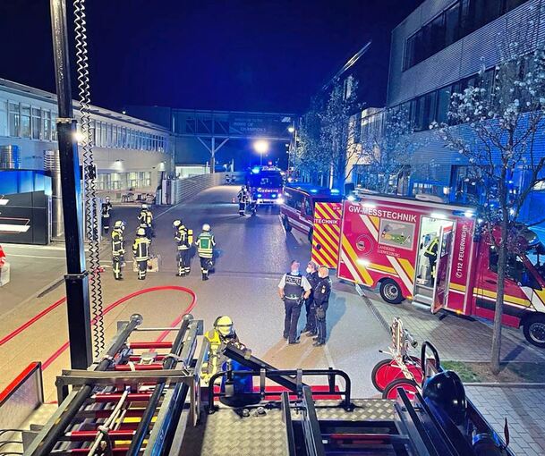 Der Defekt an einem elektrisch betriebenen Flurförderfahrzeug bei AMG löst am Montagabend einen Großeinsatz aus. Foto: Feuerwehr Affalterbach