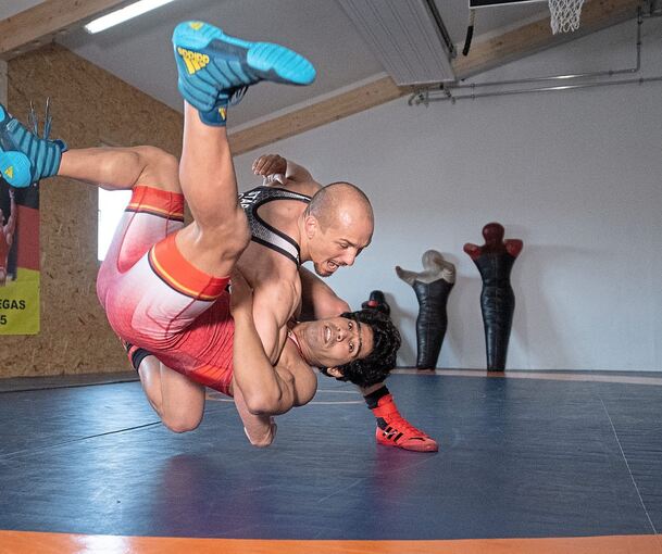 Frank Stäbler (oben) ringt in seiner neuer Trainingshalle in Musberg mit seinem Sparringspartner Mohammed Papi. Foto: Sebastian Gollnow/dpa