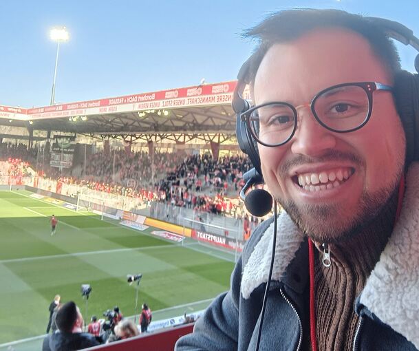 Florian von Stackelberg arbeitet entweder aus dem Home-Office oder direkt vom Stadion aus. Für seine Radioeinsätze ist er immer vor Ort, hier im Stadion an der alten Försterei in Berlin. Fotos: privat