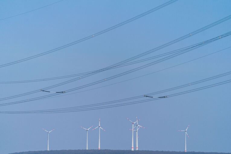 Stromtrasse vor Windkraftanlagen
