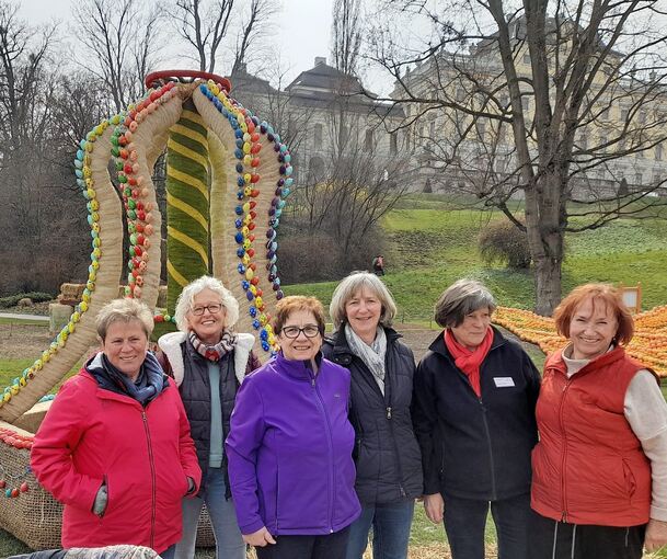 Die Landfrauen vor der Osterkrone. Foto: privat