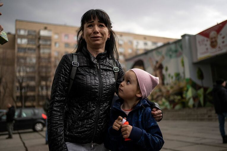 Frau mit Tochter in Kiew