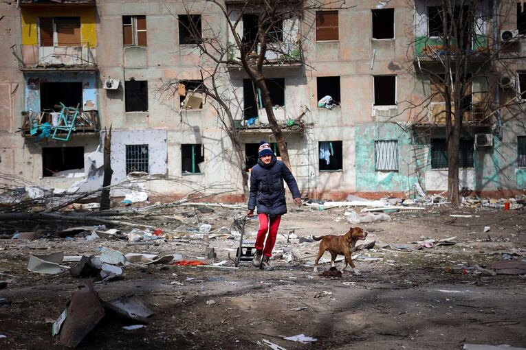 Mann mit Hund in Mariupol