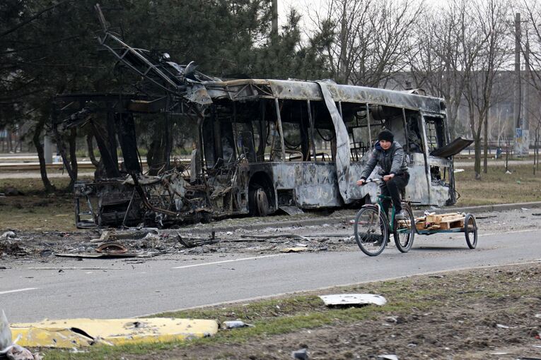 Zestörter Bus in Mariupol