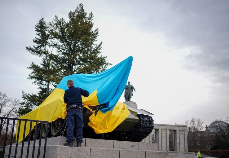 Ukrainische Flagge am Sowjetischen Ehrenmal