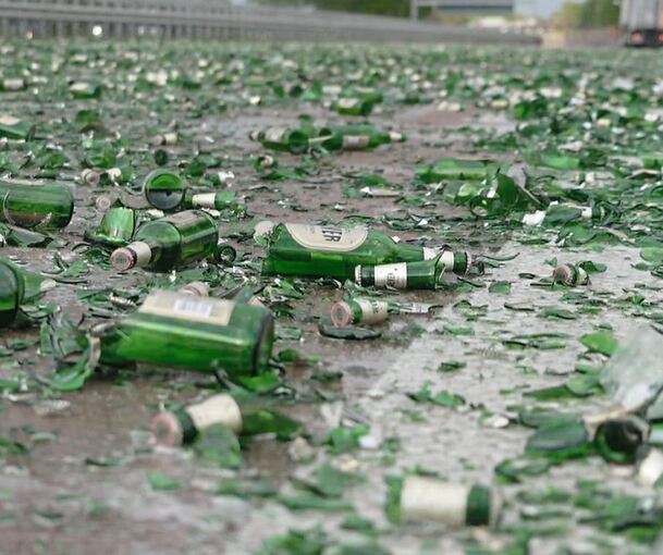 Ein Laster hat Bierkisten verloren. Hier ein Archivbild. Foto: Thomas Lindemann/TNN/dpa