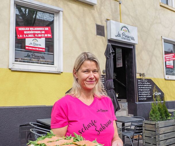 Sabrina Sesivarevic vor ihrem neuen Restaurant. Fotos: Holm Wolschendorf