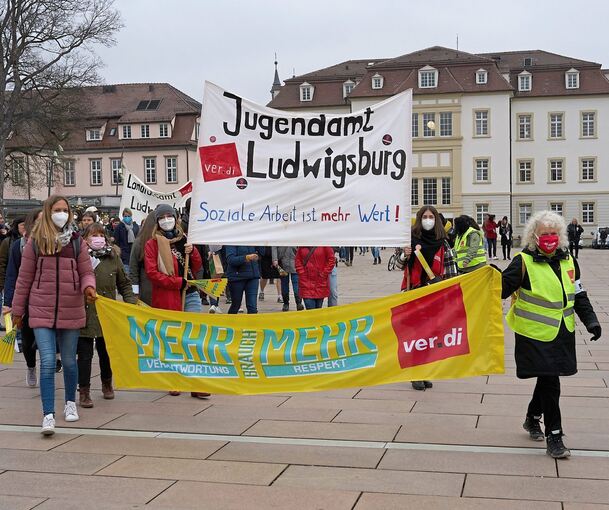 Rund 300 Mitarbeiter im Sozial- und Erziehungsdienst ziehen nach dem Demoauftakt auf dem Rathaushof zum Landratsamt. Foto: Andreas Becker