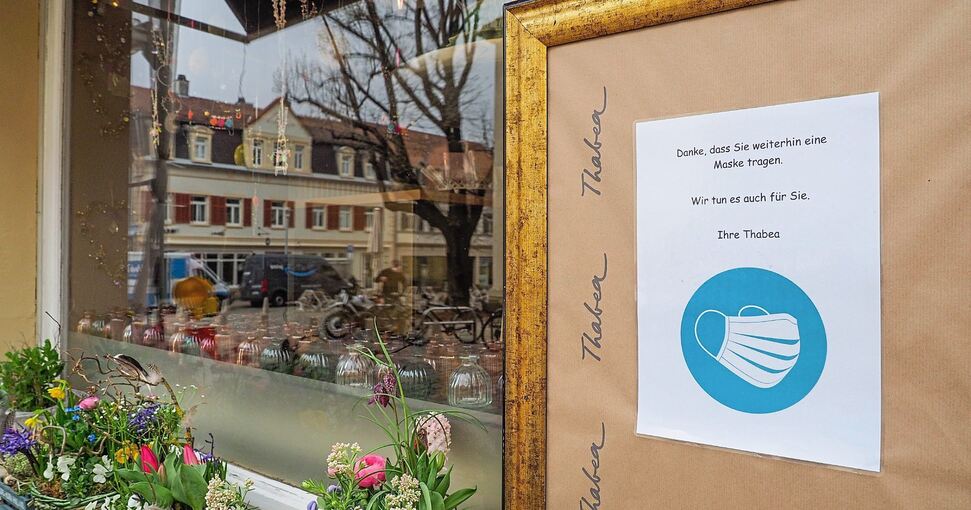 Auf Einsicht setzt man bei Thabea Floristik: Auf einem Schild werden die Kunden freundlich gebeten, eine Maske aufzusetzen. Foto: Holm Wolschendorf