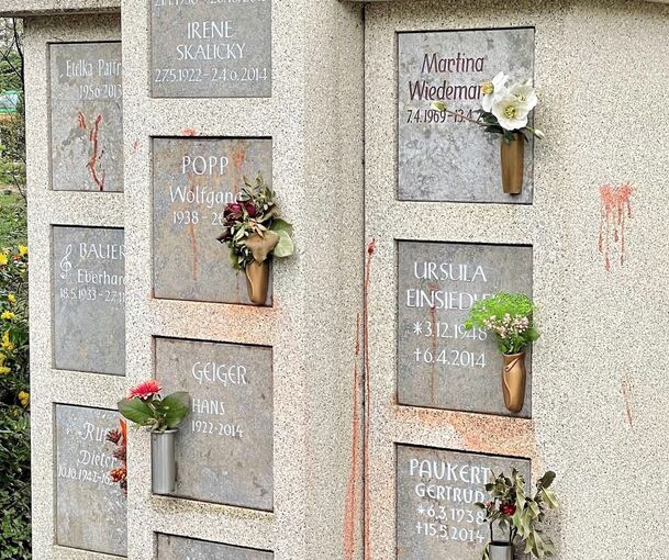 Die betroffenen Stelen auf dem Oßweiler Friedhof. Foto: Holm Wolschendorf