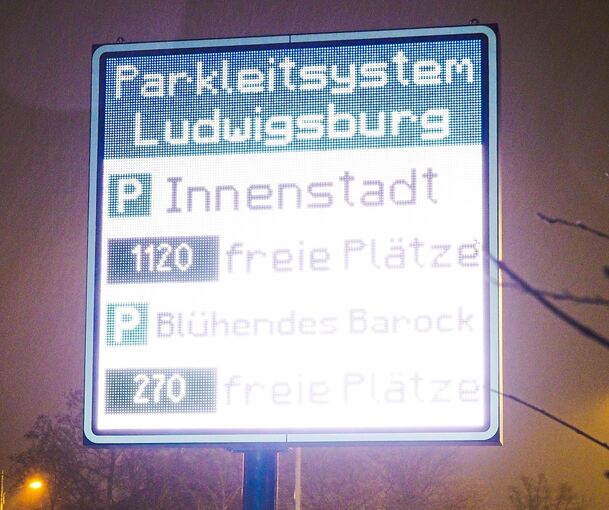 Seit über vier Monaten stehen die Anzeigen in der Stadt. Im dunkeln blenden die grellen Farben der LED-Tafeln die Autofahrer. Foto: Holm Wolschendorf