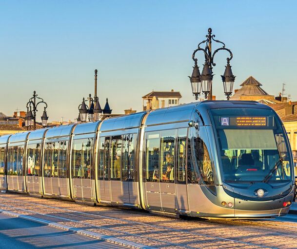 Die Straßenbahn in Bordeaux fährt auf knapp elf Kilometern mit Stromschienen und ohne Oberleitungen.Foto: Leonid Andronov - stock.adobe.co