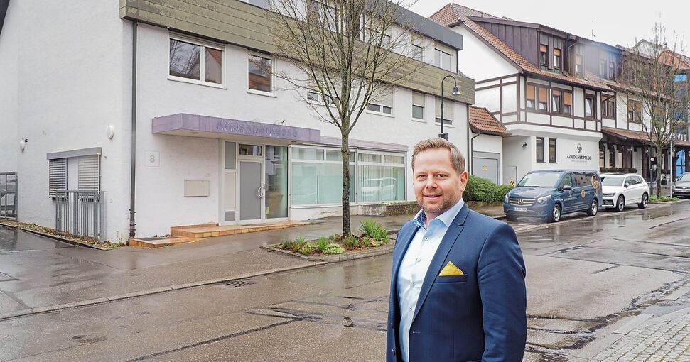 Das ehemalige Sparkassengebäude aus den 1960er-Jahren soll weichen. Dort will Christian Köhle einen Hotelanbau errichten, in den auch eine Postfiliale einziehen soll. Foto: Holm Wolschendorf