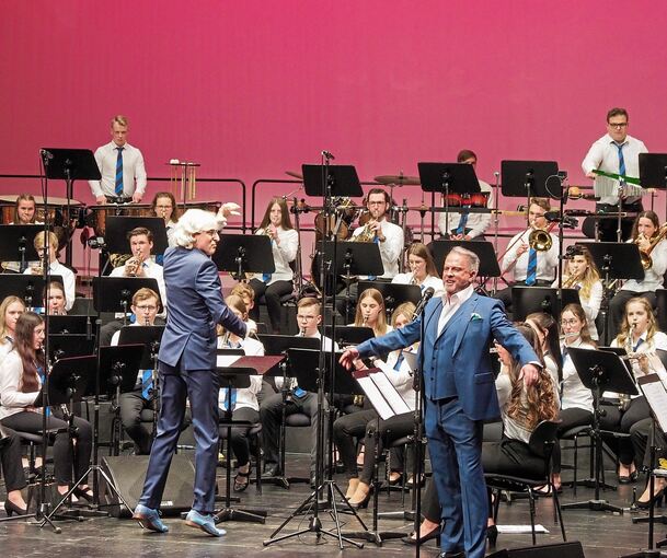 Voller Einsatz: Dirigent Roland Haug (links) treibt seine jungen Musiker nach vorne, Musical-Star Kevin Tarte (daneben) singt. .Fotos: Holm Wolschendorf
