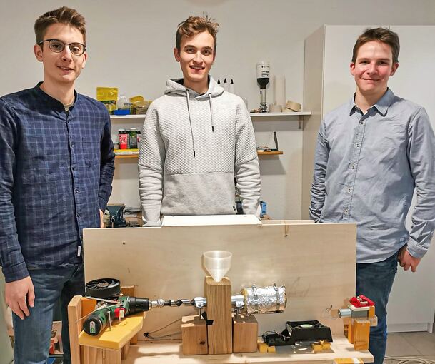 Mit dieser Apparatur recyceln (von links) Jonathan Freiwald, Florian Papsdorf und Jonas Nothhelfer alte OP-Masken. Foto: privat