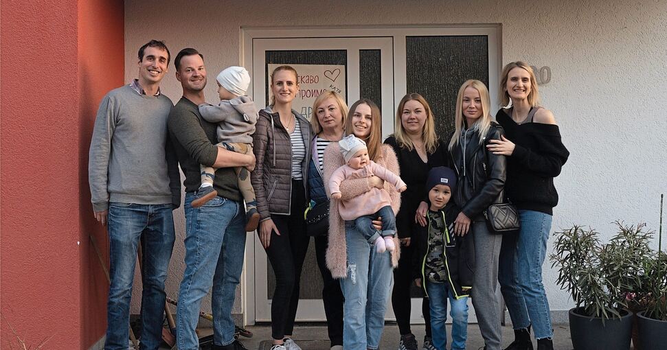 „Wie eine große Familie“: Julia Spikker und Anna Pollerhoff mit ihren Männern sowie geflohenen Ukrainerinnen und deren Kindern in Schwieberdingen. Foto: privat
