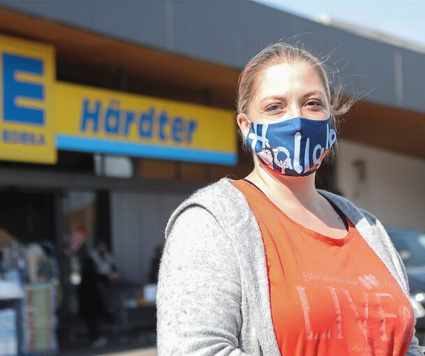Für den Einkauf bei Edeka Härdter in Neckarweihingen nutzt Severina Erny nun wieder eine ihrer Stoffmasken. Foto: Ramona Theiss