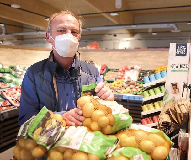 Edeka-Betreiber Thomas Härdter schätzt, dass am ersten Vormittag ohne Maskenpflicht noch 80 Prozent der Kunden eine trugen. Foto: Ramona Theiss