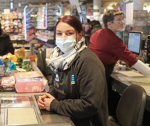 Auch die Verkäuferinnen bei Edeka sind weiterhin mit Masken zu sehen. Foto: Ramona Theiss