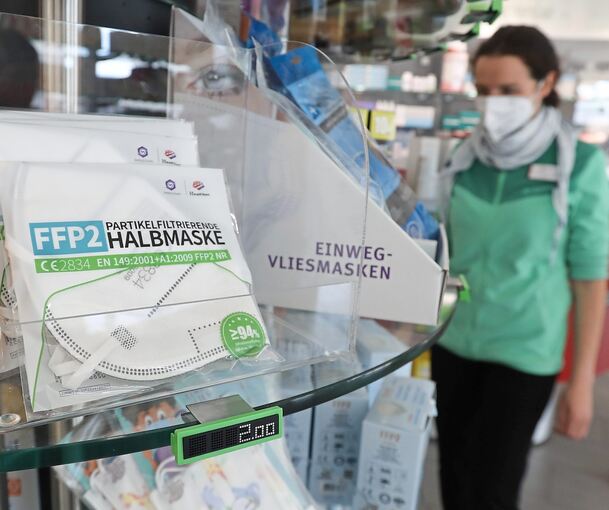 Die Rathaus Apotheke in Asperg setzt auch beim Sortiment noch auf diese Art des Schutzes. Foto: Ramona Theiss