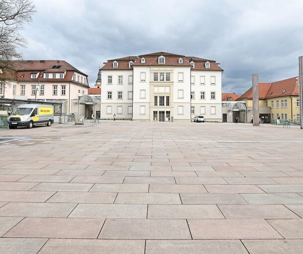 Im Sommer oft sehr heiß, ansonsten oftmals trist, steinig und unbelebt: der Ludwigsburger Rathaushof. Foto: Ramona Theiss