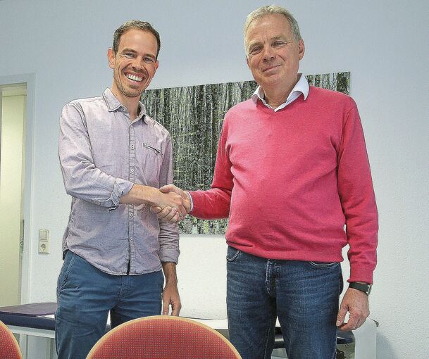 Praxisübergabe in Besigheim: Dr. Wolfgang Manal (rechts) und sein Nachfolger Dr. Benjamin Feinauer. Foto: Alfred Drossel