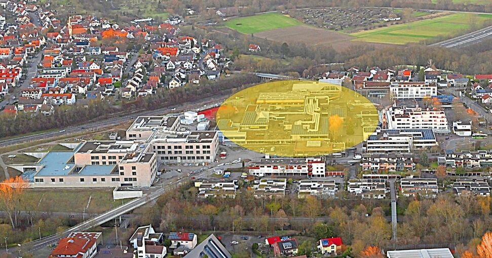 Das Freiberger Stadtzentrum aus der Vogelperspektive. Die gelbe Fläche skizziert grob den rund ein Hektar großen Kernbereich, der durch Abriss von alter OPS und Stadthalle frei wird und neu bebaut werden kann. Links ist die neue Schule zu sehen. Arch