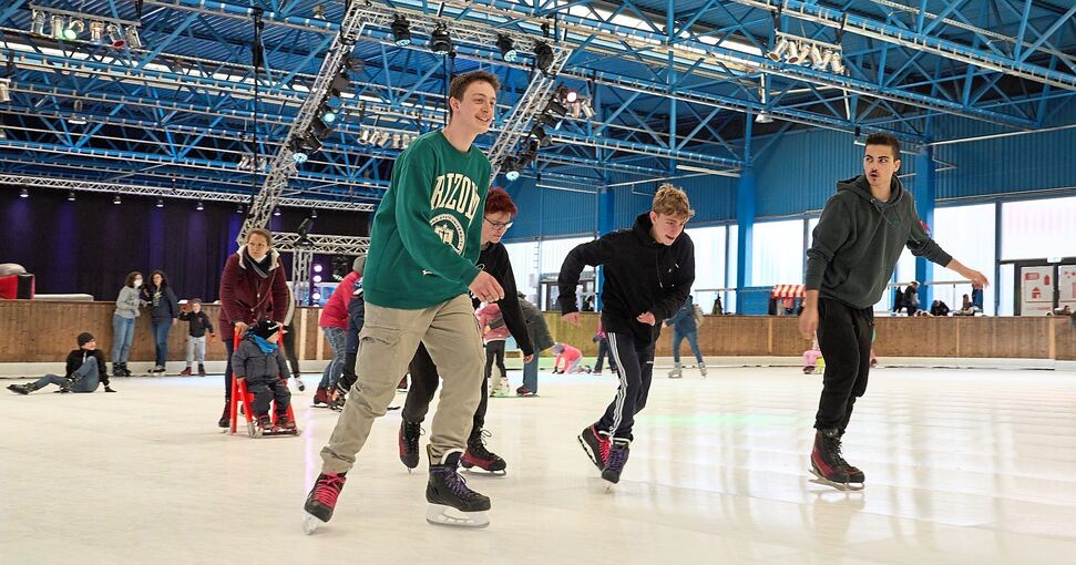 Viel mehr Kraft braucht man beim Schlittschuhlaufen auf Kunststoffplatten. Spaß macht es den Testfahrern trotzdem. Foto: Andreas Becker