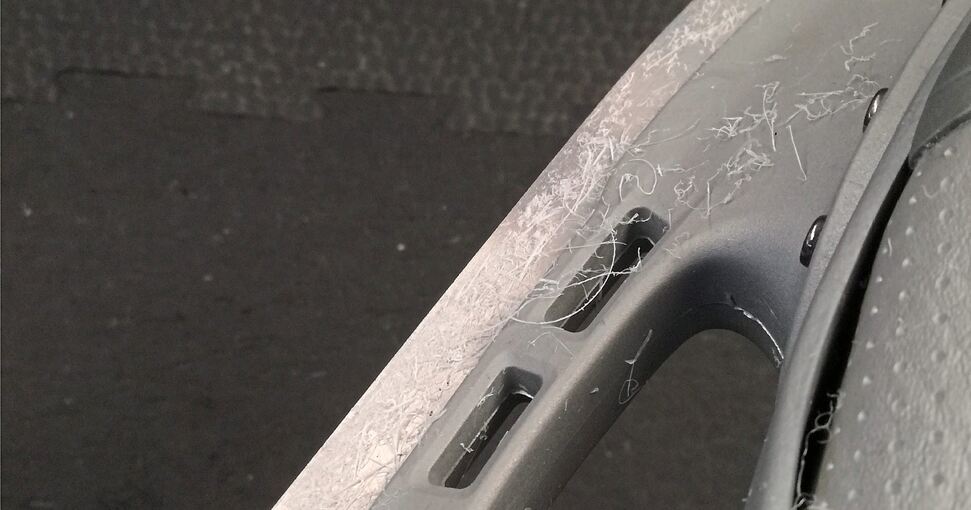 Nach ein paar Runden hängen Plastikfetzen an den Kufen der Schlittschuhe. Foto: cars