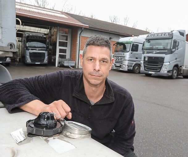 Andreas Kummer auf dem Betriebsgelände seines Asperger Transportunternehmens an einem Lkw-Tank Foto: Ramona Theiss