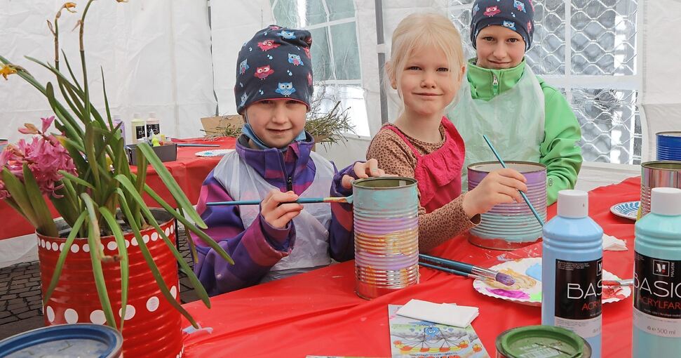 Eine Woche vor Ostern sind passende Blumengestecke besonders gefragt. Kinder machen aus Konservendosen schicke Übertöpfe. Fotos: Ramona Theiss
