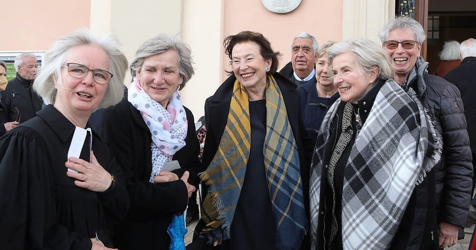 Eva-Luise Köhler (dunkle Haare) mit anderen Jubelkonfirmanden und Pfarrerin Christia Hörnig.Foto: Ramona Theiss