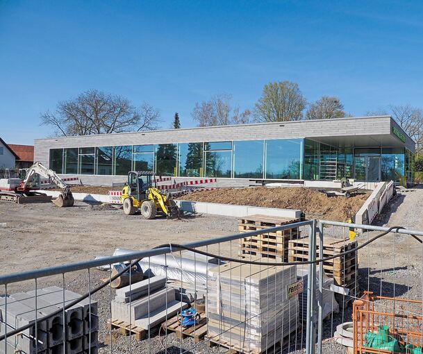 Wenn auch die Außenanlagen fertig sind, kann die Affalterbacher Sporthalle zum neuen Schuljahr eingeweiht werden. Foto: Holm Wolschendorf