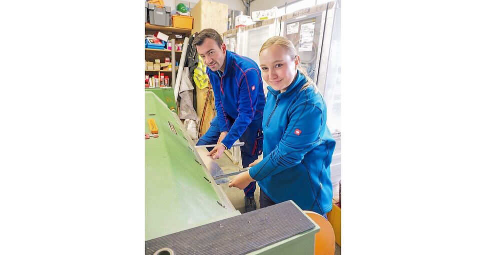 Jungmeisterin Emily Schultka mit ihrem Chef Dennis Wägerle vom Mundelsheimer Firma Späth Haustechnik. Foto: Holm Wolschendorf