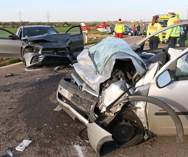 Drei Schwerverletzte forderte dieser Unfall am Montagabend. Foto: KS-Images.de/ Karsten Schmalz