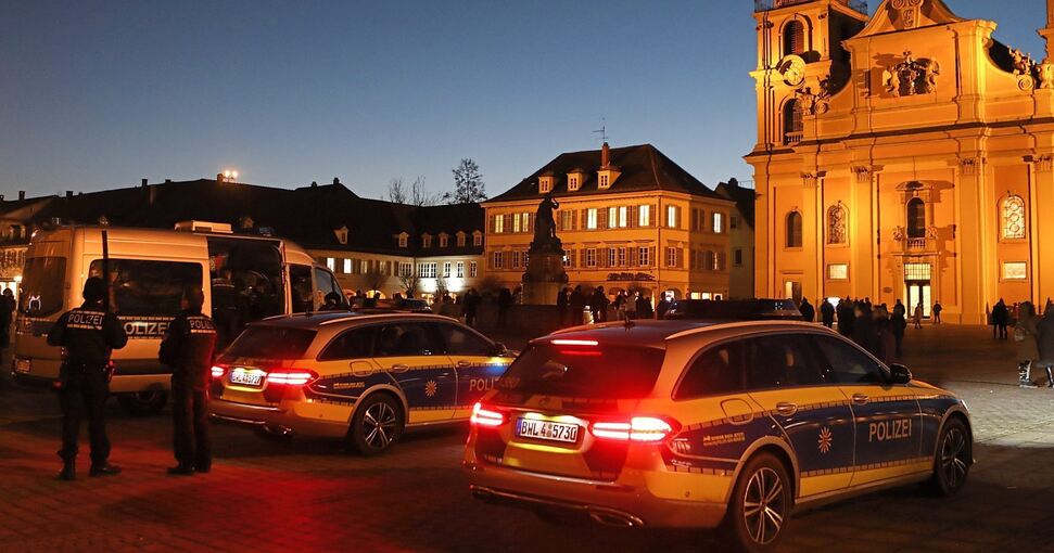 Die Polizei begleitet einen Montagsspaziergang und eine Gegendemo auf dem Ludwigsburger Marktplatz: Im vergangenen Jahr rückten die Beamten zu rund 170 solcher Aktionen an. Der Polizeipräsident Burkhard Metzger spricht von „hoher Belastung“. Foto: Ra
