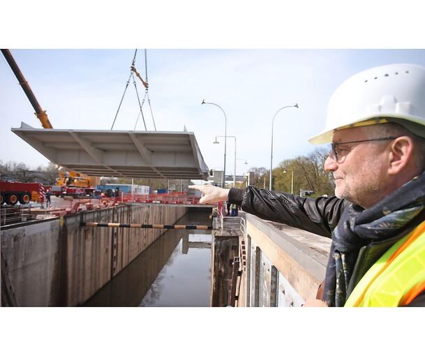 Das 60 Tonnen schwere untere Schleusentor wird eingesetzt. Der Leiter des Wasserstraßen- und Schifffahrtsamts Stuttgart, Walter Braun, beobachtet die Szene.Foto: Alfred Drossel