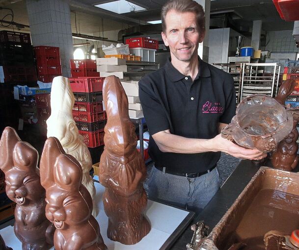 Bäckermeister, Konditor und Chocolatier Eberhard Blatter hat 600 Kilogramm Schokolade in teilweise mehr als hundert Jahre alte Formen zur Osterhasen gegossen. Fotos: Alfred Drossel