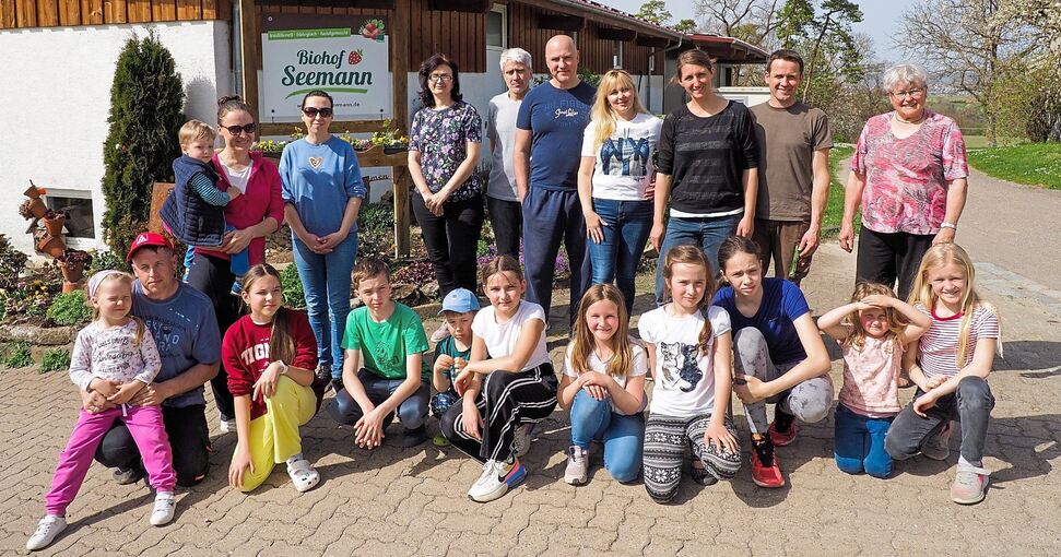 Auf dem Biohof der Familie Seemann (rechts auf dem Foto) in Eberdingen sind vorübergehend vier Familien aus der Ukraine untergekommen. Olena Ninovska (Vierte hinten von links) und Vladyslav Prykhodko (Zweiter rechts daneben) haben uns von ihrer Fluch